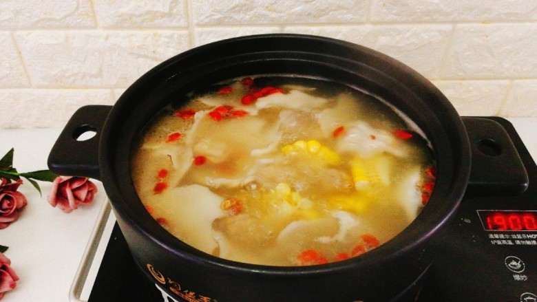 椰肉玉米排骨汤,最后还剩下10几分钟时,加入适量枸杞子。