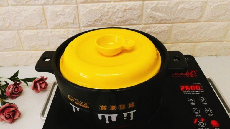 椰肉玉米排骨汤,大火烧开半小时,再改小火炖1个半小时。