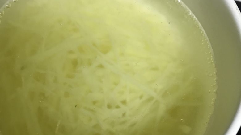 芝麻煎饼,开水炒熟,忘了拍调好的土豆丝,我放的盐,花椒粉,鸡精,蚝油,一点点醋,香油,油泼辣子