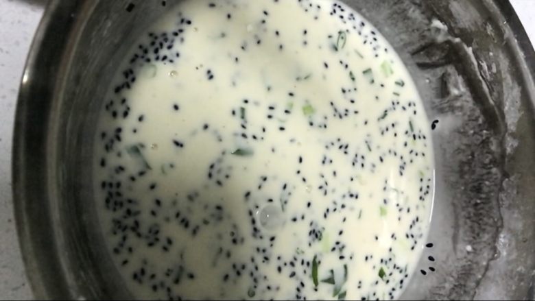 芝麻煎饼,加入面糊中,还可以加点葱花提香增色