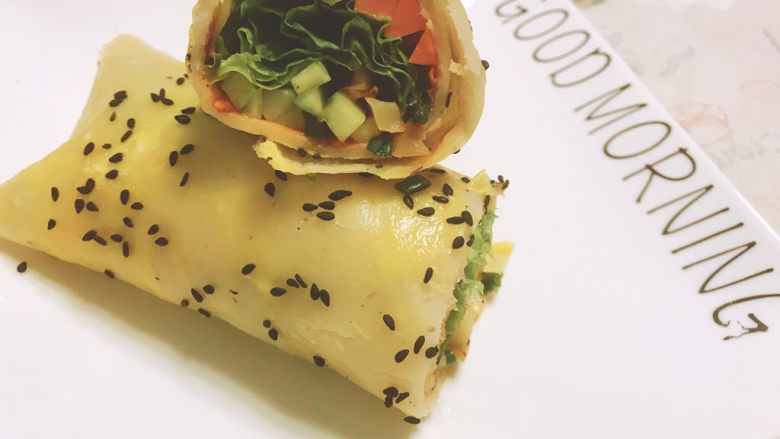 煎饼果子,卷起来(卷紧一点),中间切开,摆盘即可。
