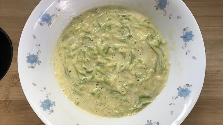 西葫芦鸡蛋饼,拌好后的面糊不要太干或太湿,看状态可以加少许水调整。用勺子盛起呈黏稠状,但还可以缓慢流动。
