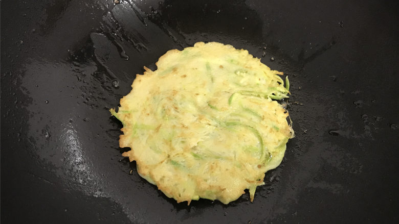 西葫芦鸡蛋饼,小火煎到一面微微金黄翻面再煎另一面,至两面呈金黄色即可。