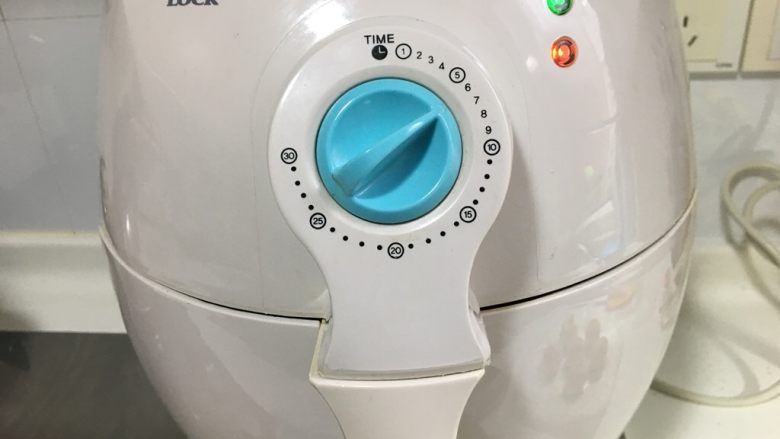 手抓饼版紫薯蛋黄酥-空气炸锅,空气炸锅160℃遇热5分钟