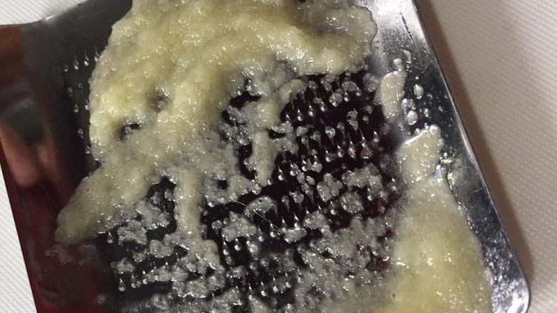 香酥滑嫩的小酥肉,研磨一瓣蒜粒放入肉中,不要太多影响口感