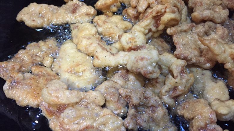 香酥滑嫩的小酥肉,油温升高再下油锅复炸一遍快速捞出,不要过久保证外脆里嫩的口感