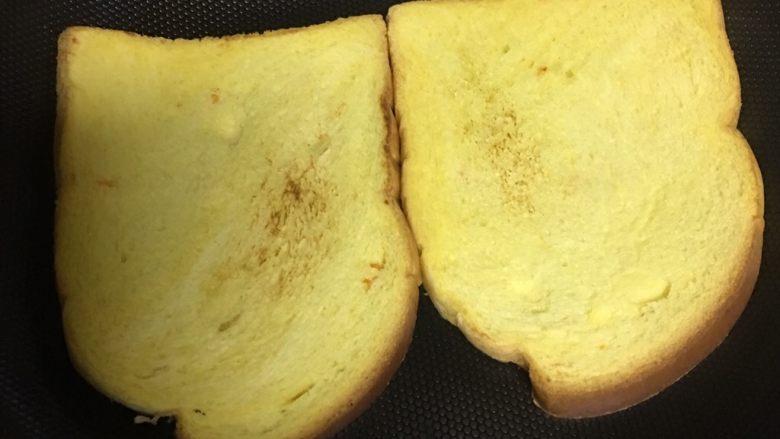 快手百变土司三明治,锅烧热不用放油,土司直接放入煎一下,嫌麻烦可跳过此步骤。