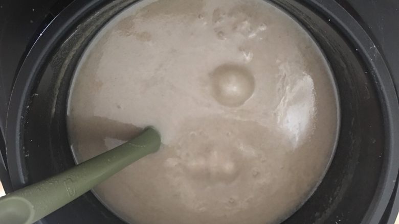 马格利特米酒,加热到沸腾,不断凉拌防止粘底,沸腾后继续加热5-10分钟