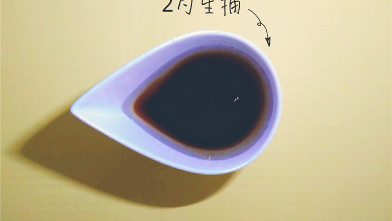 糖醋排骨,爱了好多年的一盘菜了!,2勺<a style='color:red;display:inline-block;' href='/shicai/ 788'>生抽</a>倒入,颜色一下就变深了。
在清水中加入深色的水,很容易就变色了,但是反而往深色的水中加入清水,却并不会改变什么。