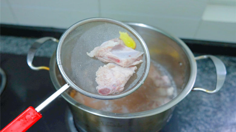 糖醋排骨,爱了好多年的一盘菜了!,煮到肉变白就差不多可以捞起来沥干了。
一定要沥干水分,否则~~等一下你就能体会到什么叫油珠四溅了。
