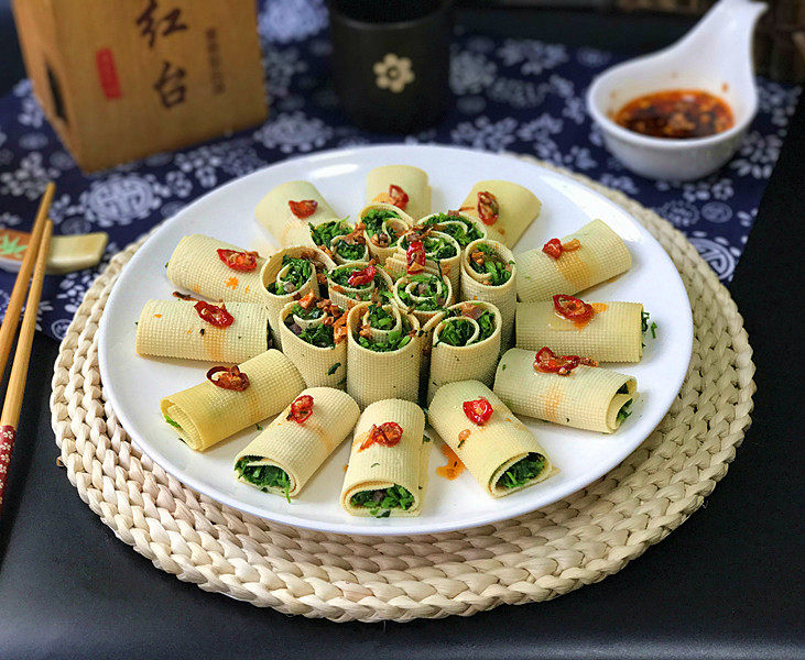 苜蓿香肠百叶卷,喜辣的,还跟我一样,再撒些辣椒油,味道更香