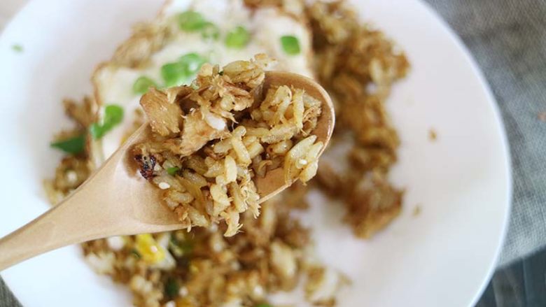 鲜香味美的金枪鱼炒饭,最后将炒好的金枪鱼米饭装入盘中，要不要来一口！