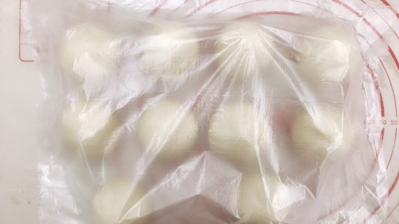 肉松小面包,分割成10个小团,每个约55g,盖保鲜膜再松弛15分钟