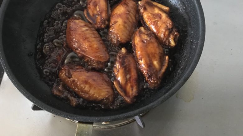 可乐鸡翅,打开盖子，大火收汁，收到汁干挂在鸡翅上即可
