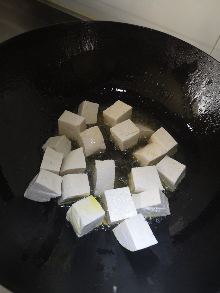 油渣豆腐烧鸭血,放入豆腐,中小火煎