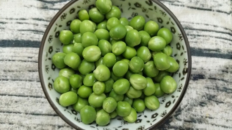 你好,彩虹杂蔬饭,豌豆洗净放入碗中待用。