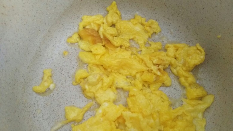 你好,彩虹杂蔬饭,接着再次把锅烧热放少许油将蛋黄炒成蛋黄碎。