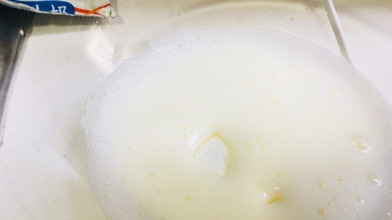 午后甜点-漂浮雪山微波炉版,打到这个状态,第三次白糖全部倒入