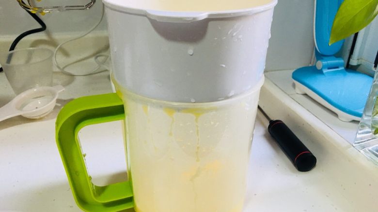 午后甜点-漂浮雪山微波炉版,蛋黄酱要过筛,这样才会漂亮