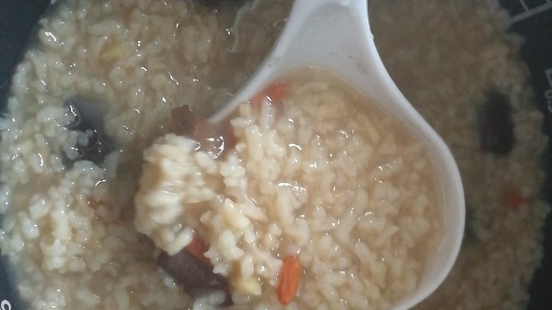 滋阴益气，黄芪石斛红枣粥,继续熬制半小时，加入<a style='color:red;display:inline-block;' href='/shicai/ 673'>枸杞</a>