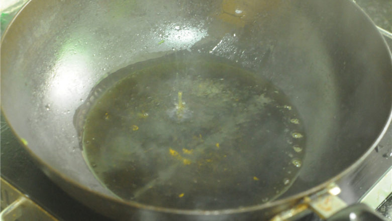 香酥小河鱼,锅里稍微多放点油,烧至5成热