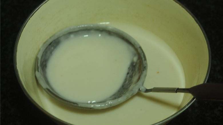 不用和面的煎饼,为了让饼更细化,可以将面糊过滤下