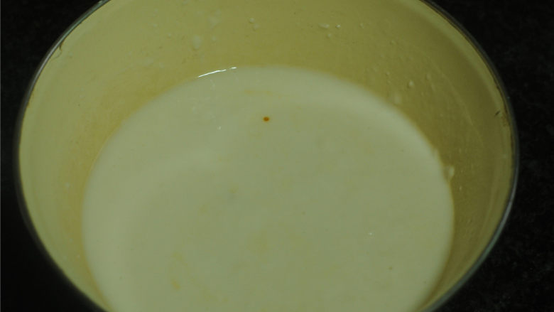 不用和面的煎饼,取一个空盆,把<a style='color:red;display:inline-block;' href='/shicai/ 519'>面粉</a>倒入盆中,再放入1克盐,然后倒入温水,搅拌均匀