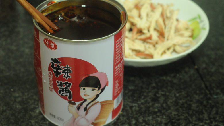 不用和面的煎饼,根据自己能吃辣的程度,挖几勺辣椒跟鸡胸肉一起拌起来