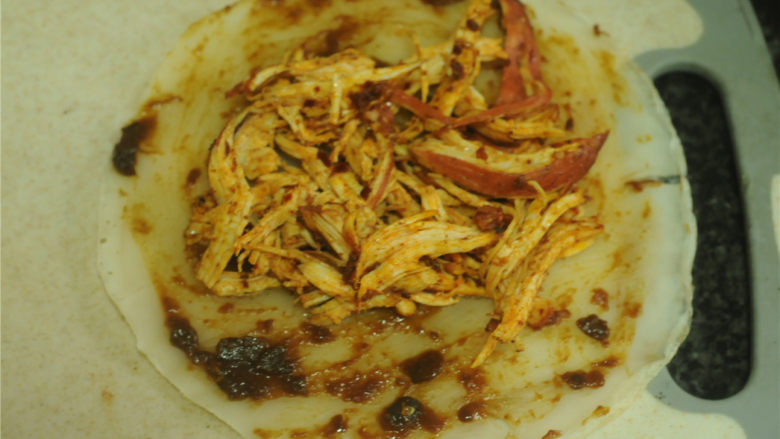 不用和面的煎饼,姜鸡丝放在中间,铺平