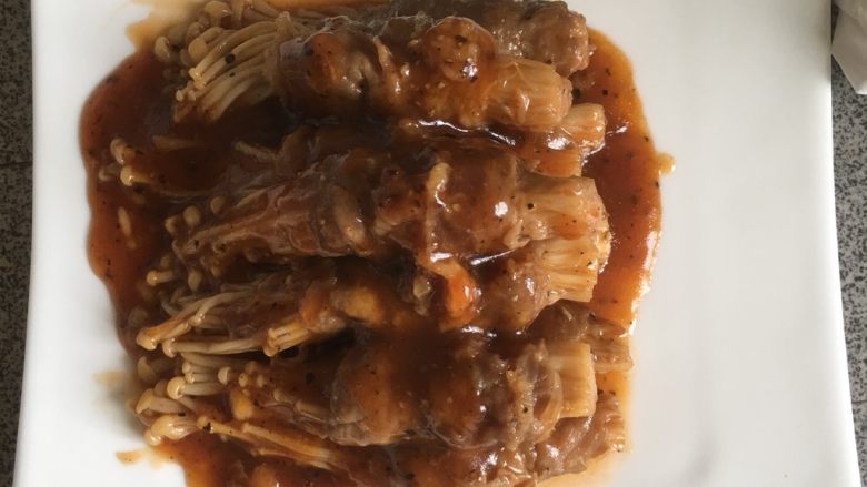 耗油金针肥牛,盛出淋上锅中剩余汤汁即可