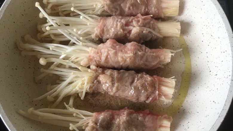 耗油金针肥牛,加少量油煎至变色