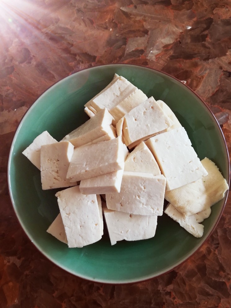 金丝包浆豆腐,豆腐切块 将切好豆腐两面都撒上盐