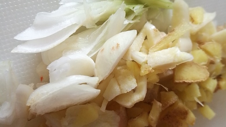 快手菜,五彩杂蔬炒鱿鱼,葱姜蒜切丁