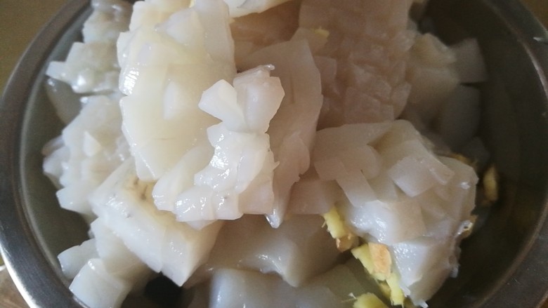 快手菜,五彩杂蔬炒鱿鱼,切十字刀花