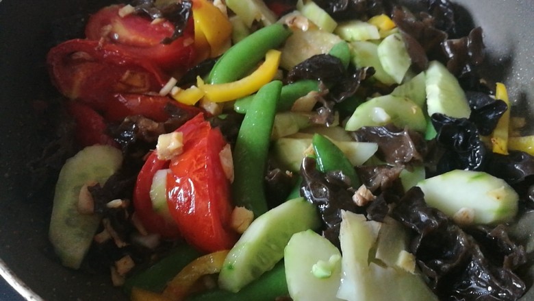 快手菜,五彩杂蔬炒鱿鱼,加<a style='color:red;display:inline-block;' href='/shicai/ 718'>料酒</a>、水50克、盐翻炒,加入鱿鱼花快速翻炒