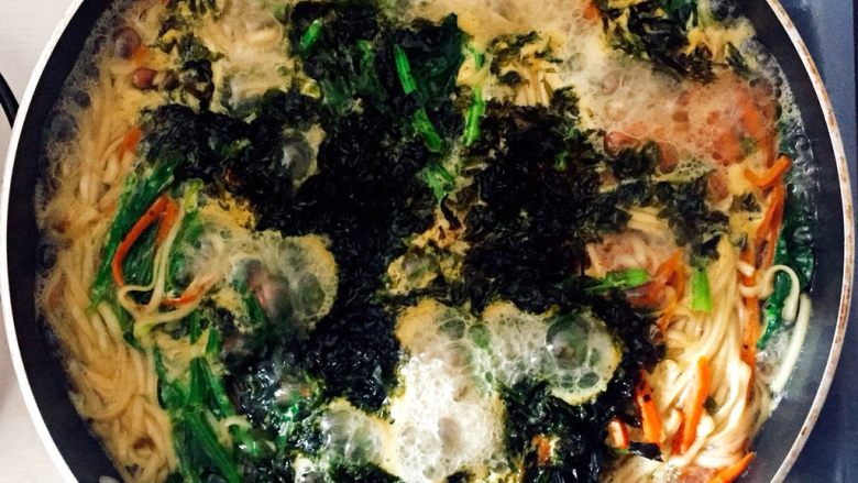 混乱菠菜胡萝卜鸡蛋紫菜面