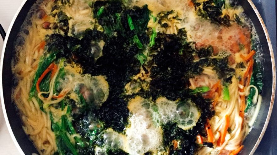 混乱菠菜胡萝卜鸡蛋紫菜面