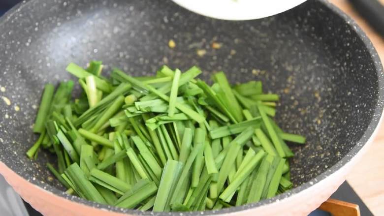 韭菜虾仁炒蛋—餐桌上最常见的家常菜,剩余底油炒韭菜,大火翻炒至微微变软。