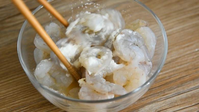 韭菜虾仁炒蛋—餐桌上最常见的家常菜,虾仁加入半勺盐、2勺淀粉、1勺料酒拌匀,腌制10分钟。