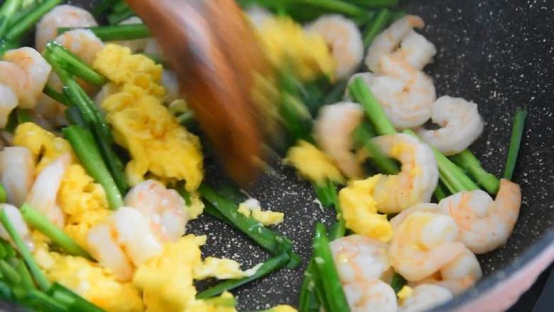 韭菜虾仁炒蛋—餐桌上最常见的家常菜,倒入虾仁和鸡蛋,快速炒匀。