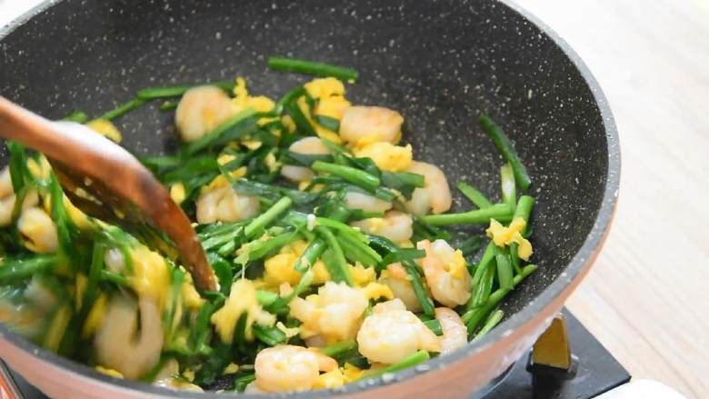 韭菜虾仁炒蛋—餐桌上最常见的家常菜,盐、糖各一勺,炒匀即可。