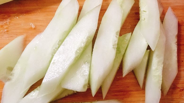 鸡蛋黄瓜面 小清新美味,斜刀切成约3-4mm厚片,备用。