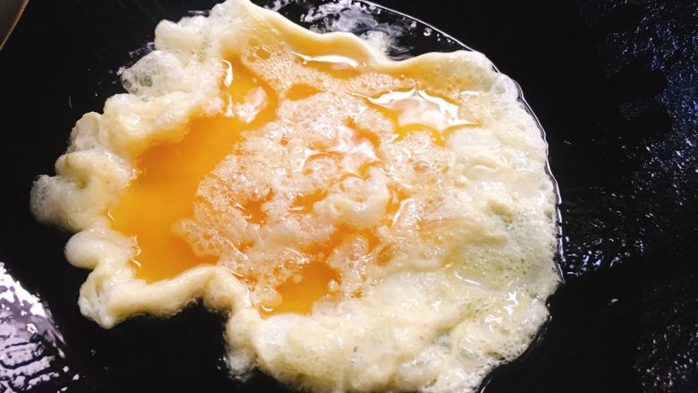 鸡蛋黄瓜面 小清新美味,另一边,锅内加入适量食用油,7成热时,倒入鸡蛋。