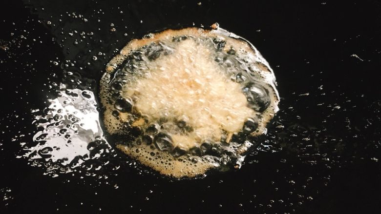 鸡蛋黄瓜面 小清新美味,锅内留油,加入蒜头爆香。