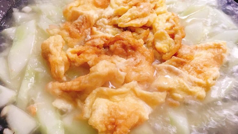 鸡蛋黄瓜面 小清新美味,水煮开后加入鸡蛋,一起焖煮。