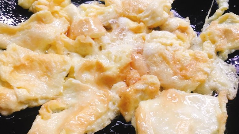 鸡蛋黄瓜面 小清新美味,将鸡蛋煎好,用铲子切成小蛋饼。
沥油盛出备用。