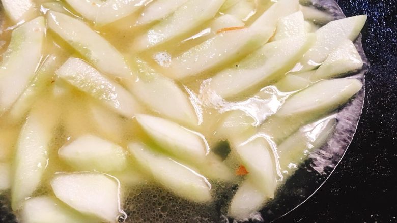 鸡蛋黄瓜面 小清新美味,加水,水位跟黄瓜齐平即可,盖上锅盖,中火焖煮。
