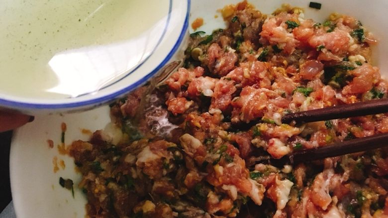 香葱鲜肉小包子 食肉大兽的大满足,八角花椒水捞去香料,
水分少量多次,慢慢加入<a style='color:red;display:inline-block;' href='/shicai/ 5353'>肉馅</a>里,