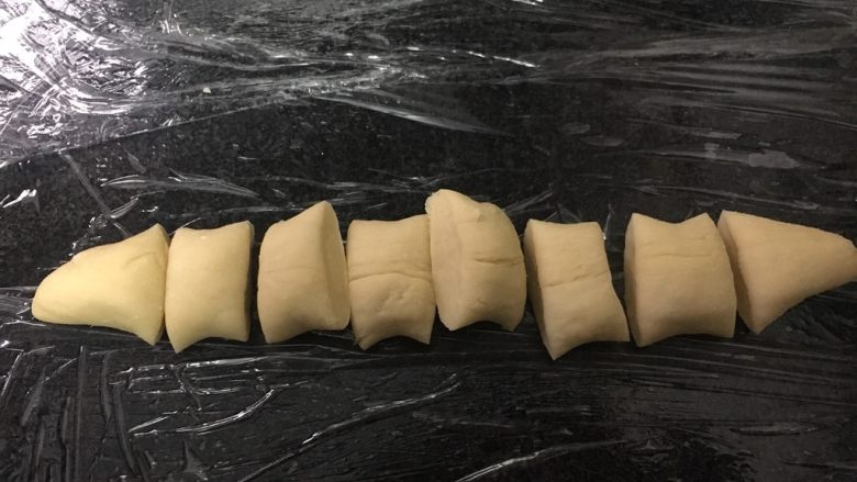 香葱鲜肉小包子 食肉大兽的大满足,搓大条,再切成一个个挤子。