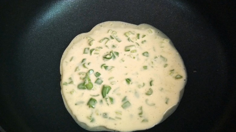 培根青椒鸡蛋软饼,取干净的锅,将面糊倒入,晃动锅子让面糊均匀